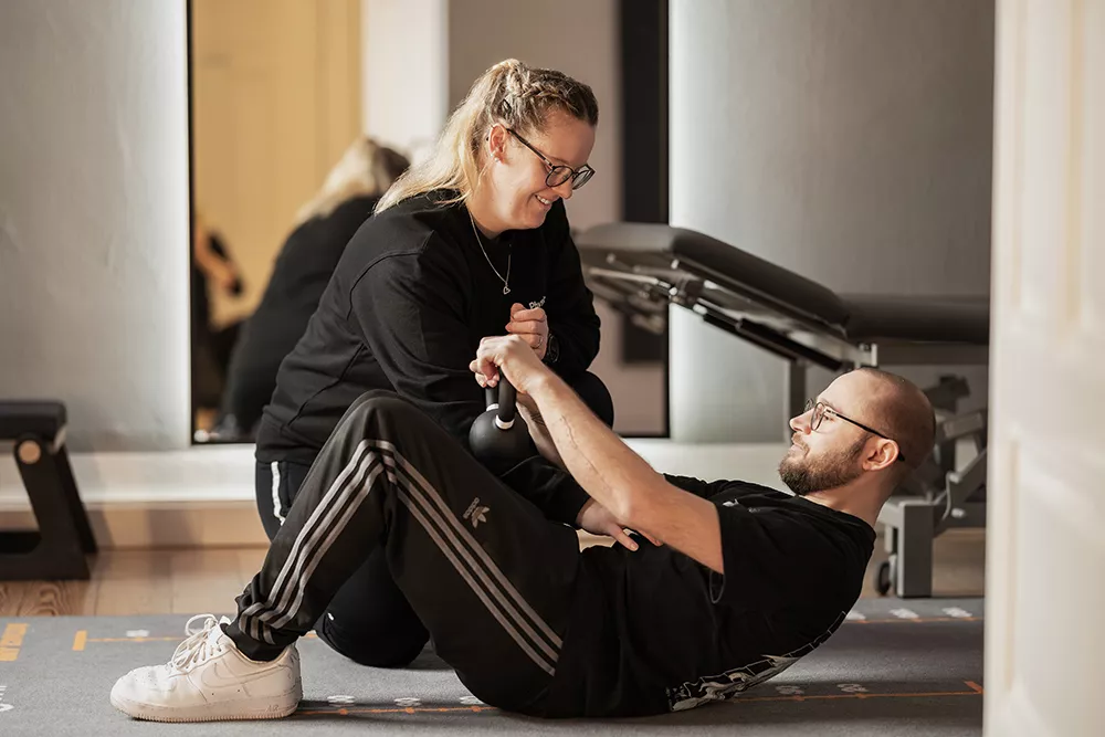 Julia Lipari beim Krafttraining mit einem Patienten