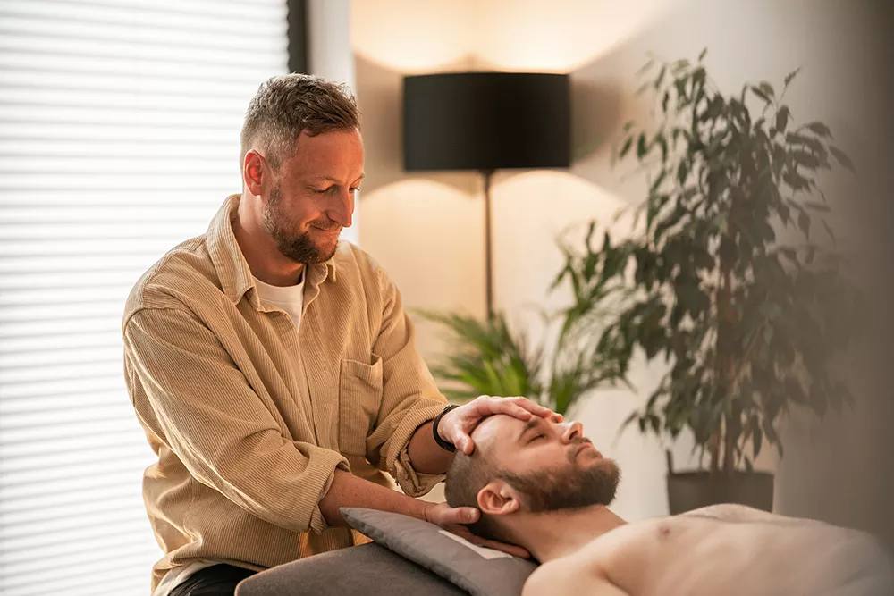 Patrick Lipari bei der manuellen Behandlung eines Patienten