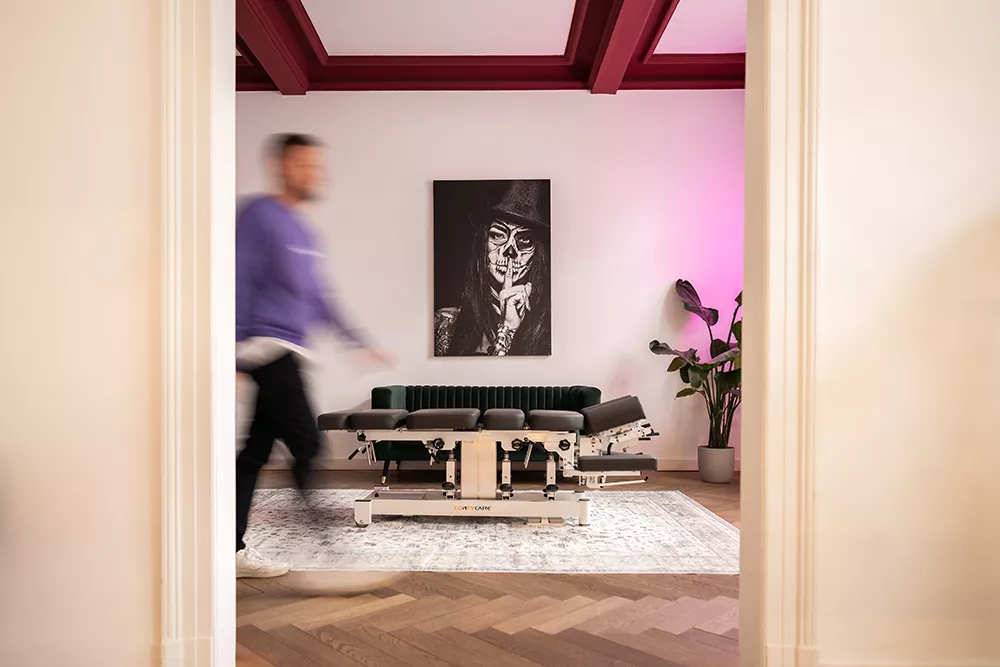 Behandlungsraum mit Therapieliege und stimmungsvoller Beleuchtung