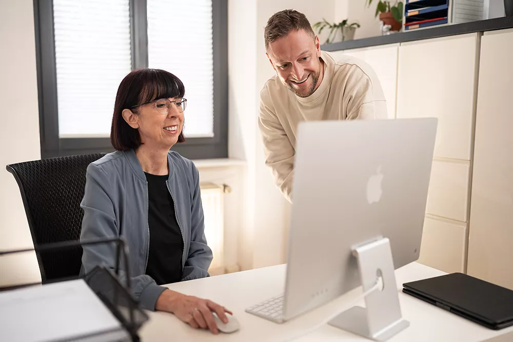 Praxismanagerin Sabine und Inhaber Patrick Lipari bei der gemeinsamen Arbeit