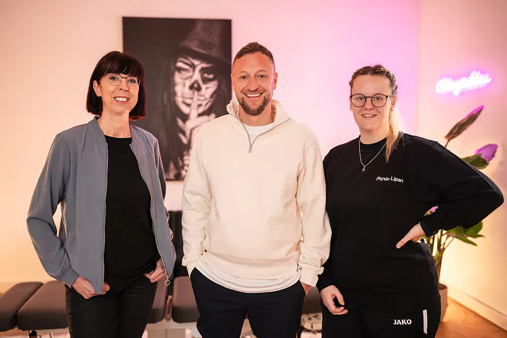 Das Bild zeigt von rechts nach links Julia Lipari mit Ihrem Bruder Patrick Lipari (Mitte) und Sabine ganz links, unsere Praxismanagerin